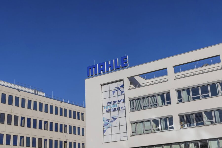 Gebäude mit "MAHLE"-Logo und Slogan "We Shape Future Mobility".