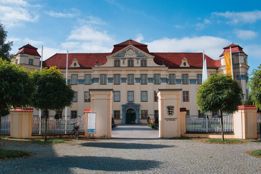 Gebäude mit rotem Dach, Eingangstor mit Schriftzug "Amtsgericht Tettnang".
