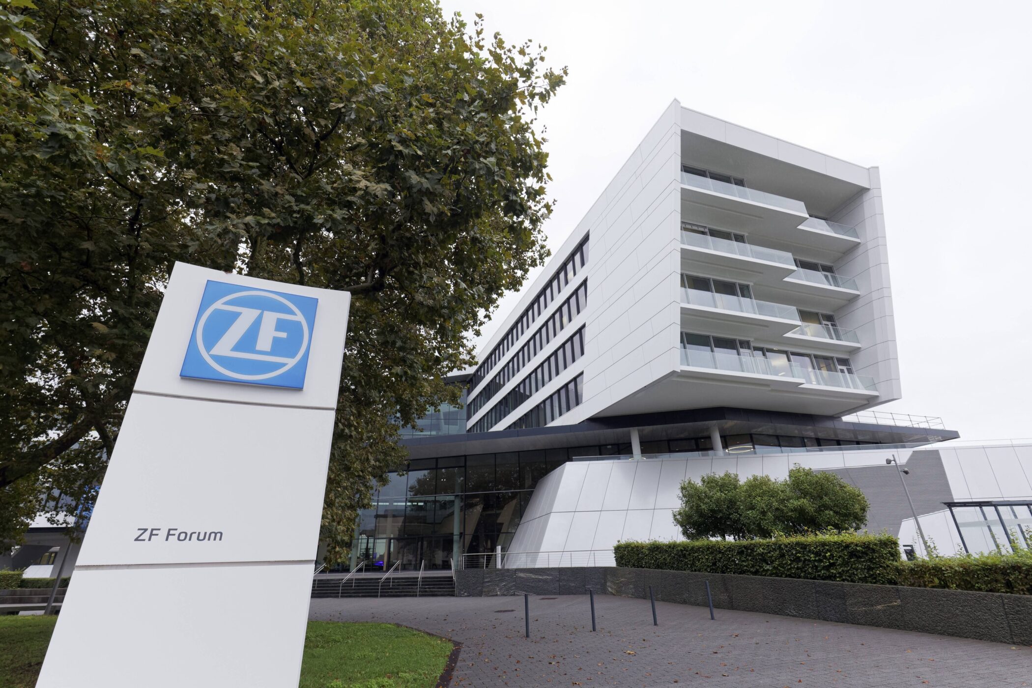 Modernes Gebäude mit ZF-Logo und Schriftzug "ZF Forum" auf einem Schild.