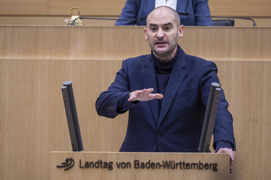 Mann spricht am Rednerpult im Landtag von Baden-Württemberg.