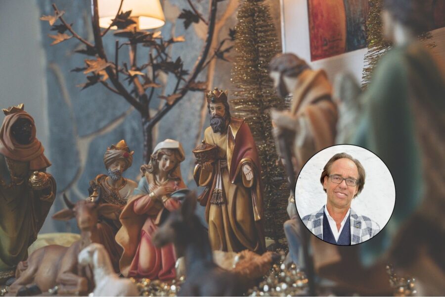 Krippenfiguren mit Tieren, im Vordergrund ein Porträt eines Mannes im Kreis.