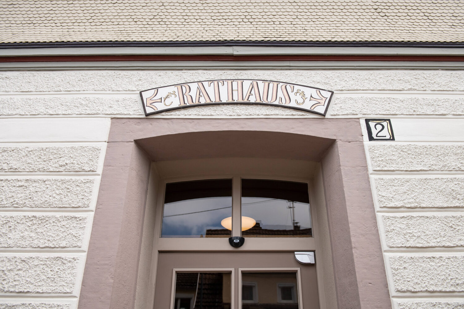 Eingang eines Rathauses mit der Hausnummer 2.