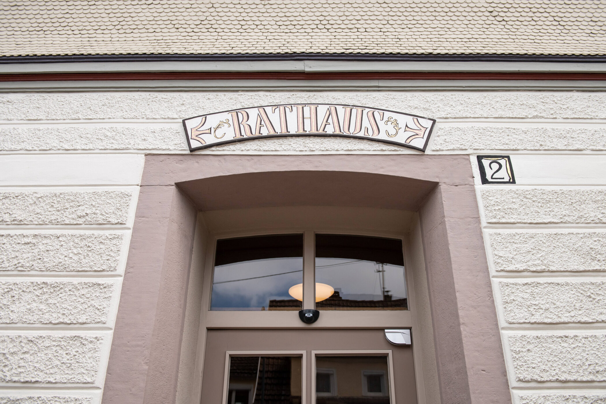 Eingang eines Rathauses mit der Hausnummer 2.