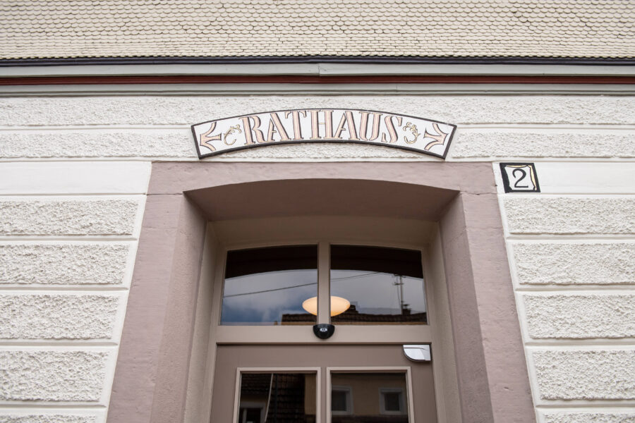 Eingang eines Rathauses mit der Hausnummer 2.