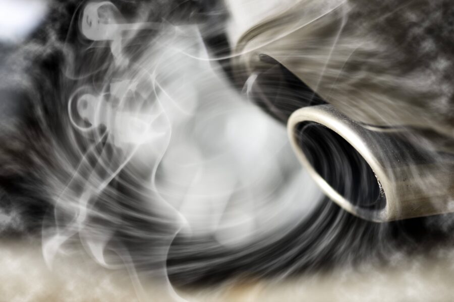 Auspuffrohr mit austretendem Rauch.