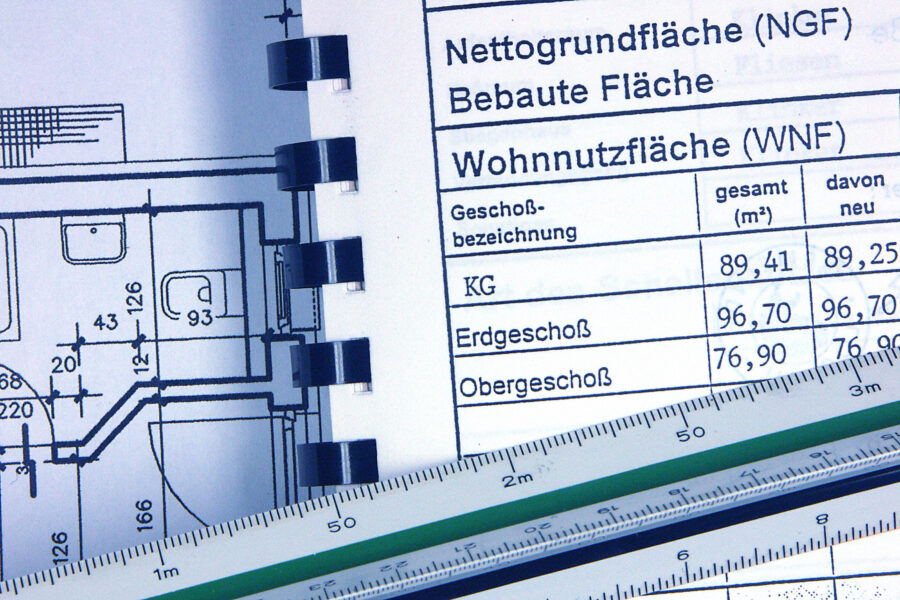 Architekturplan mit Tabelle, Spiralbindung und Maßstab.