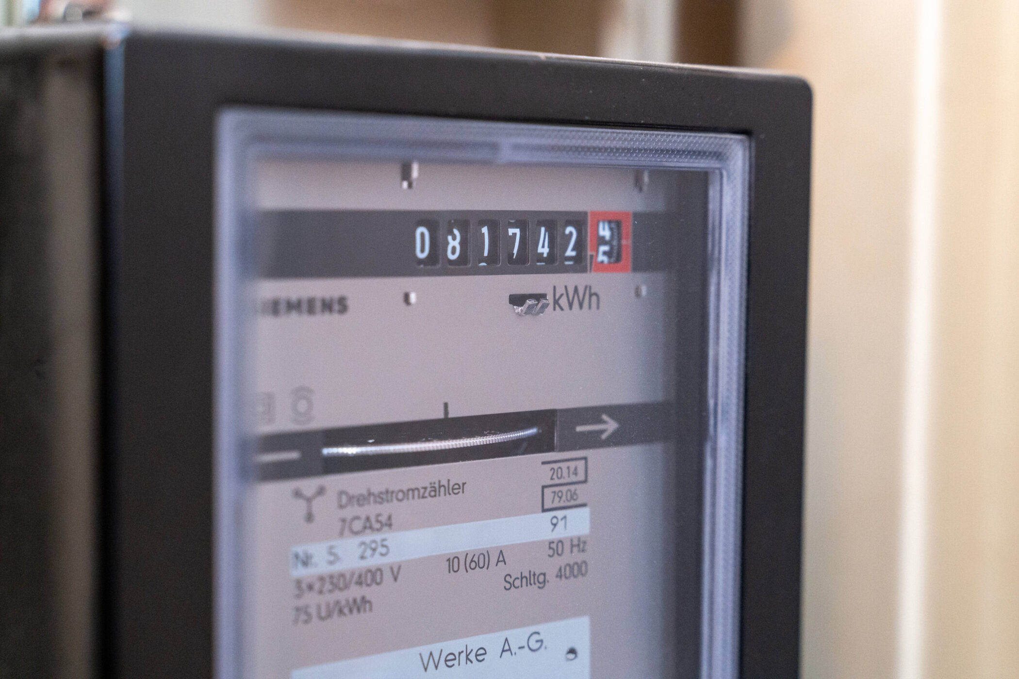 Stromzähler mit Anzeige 081742,5 kWh, Hersteller Siemens.