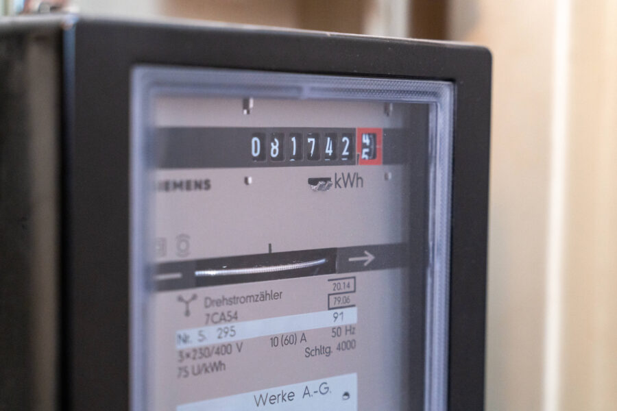Stromzähler mit Anzeige 081742,5 kWh, Hersteller Siemens.