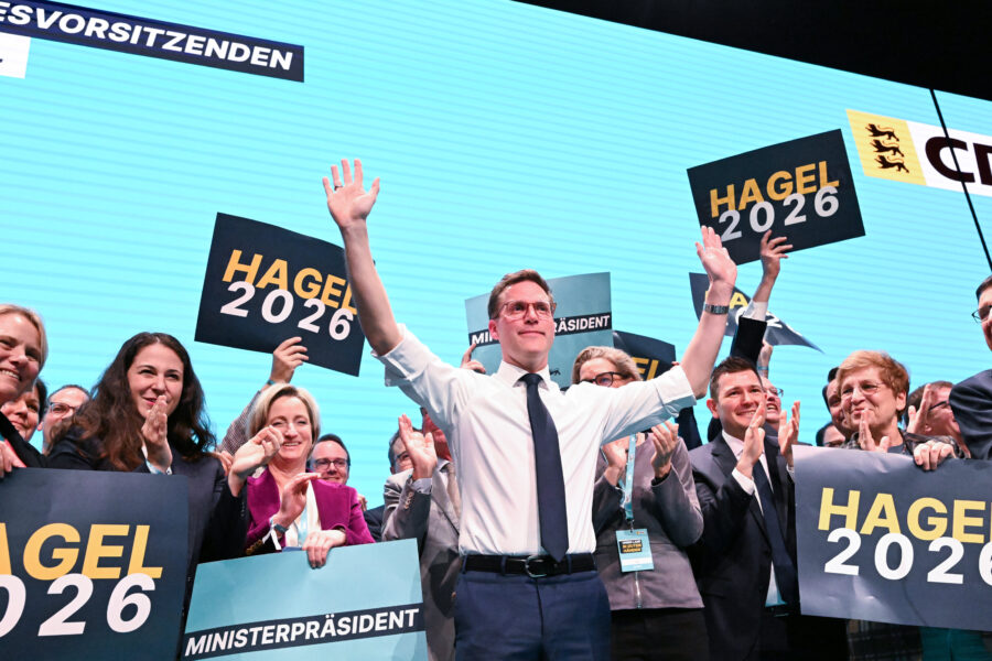 Mehrere Personen halten Schilder mit der Aufschrift "HAGEL 2026".
