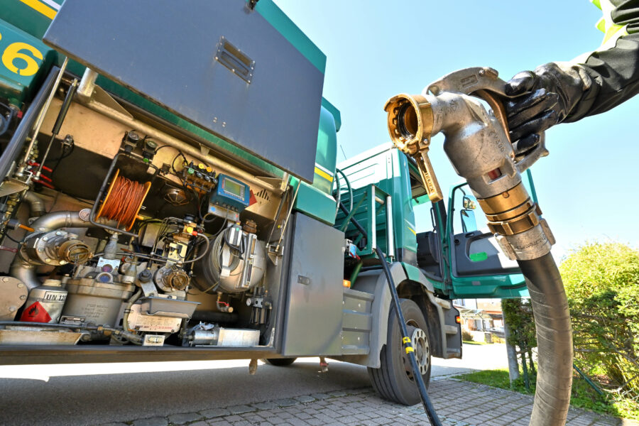 Tankwagen mit geöffneter Klappe, Schlauch und Armatur sichtbar.