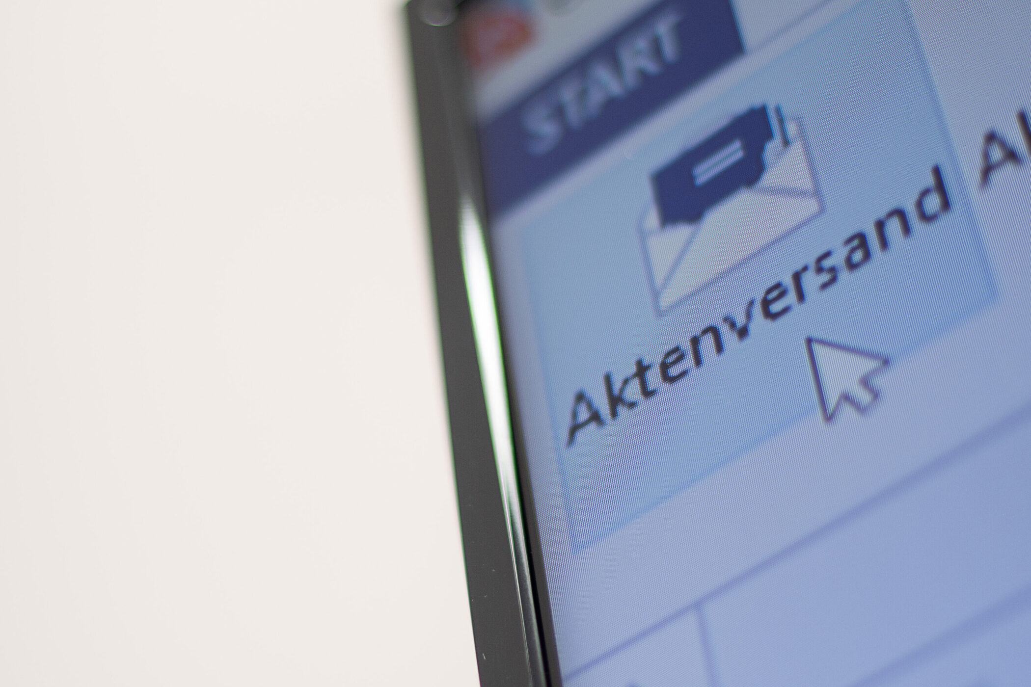 Computerbildschirm mit dem Text "Aktenversand" und einem Mauszeiger.