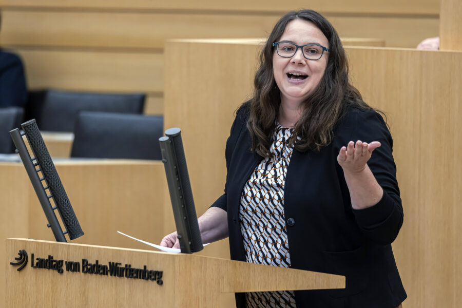 Eine Frau spricht an einem Rednerpult im Landtag von Baden-Württemberg.