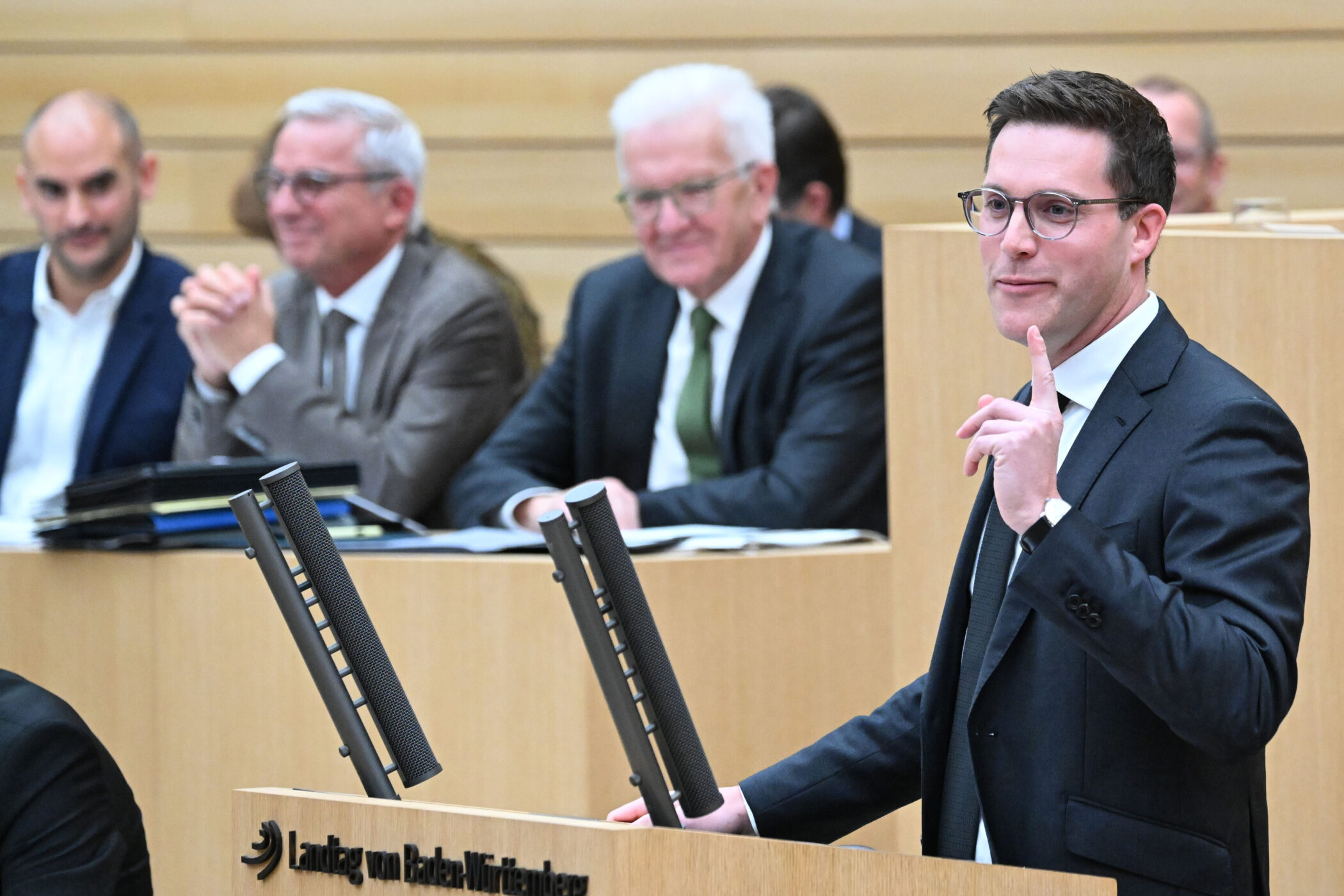 Ein Mann spricht am Rednerpult im Landtag von Baden-Württemberg.