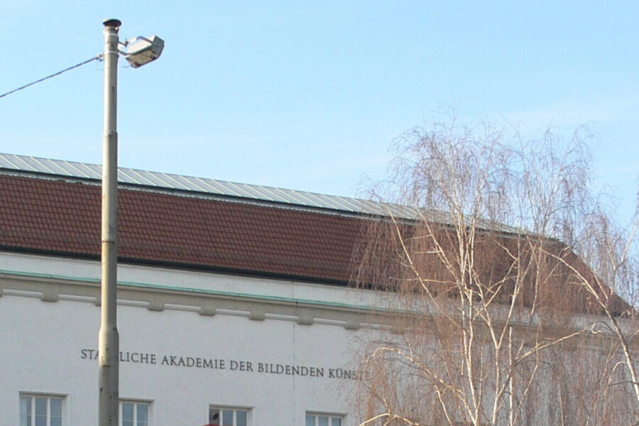 Gebäude mit Schriftzug "STAATLICHE AKADEMIE DER BILDENDEN KÜNSTE", Baum im Vordergrund.