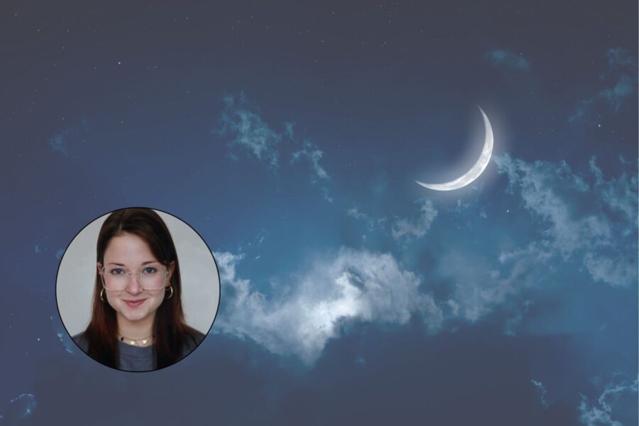 Halbmond am Nachthimmel mit Wolken, Porträt einer Person unten links.