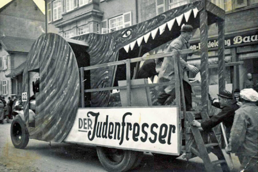 Ein Wagen mit der Aufschrift "Der Judenfresser" und einem großen Maul.