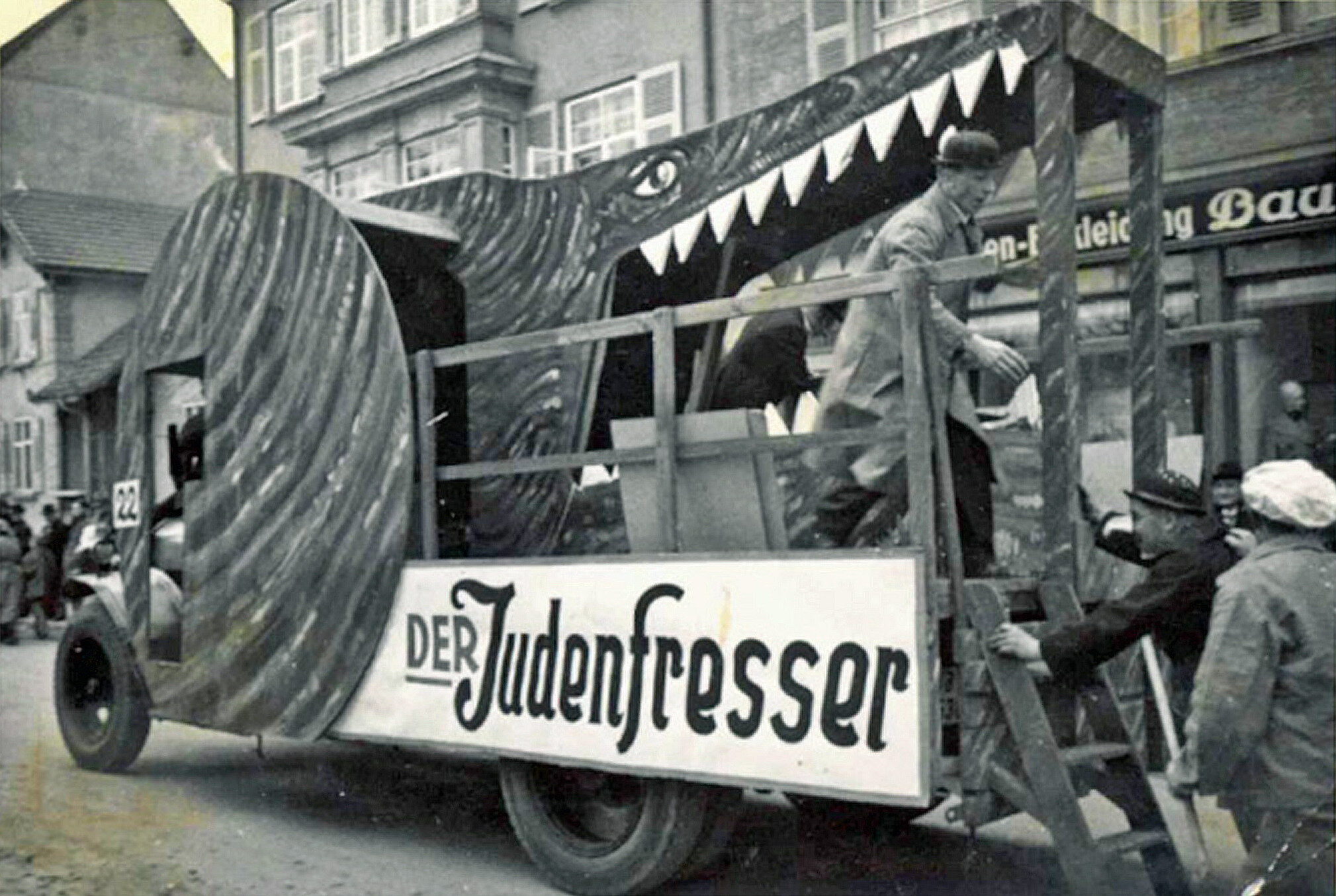 Ein Wagen mit der Aufschrift "Der Judenfresser" und einem großen Maul.