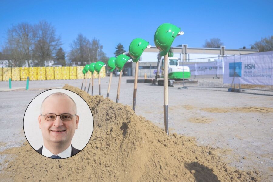 Mehrere Schaufeln mit grünen Helmen in Sand, Porträt eines Mannes eingeblendet.