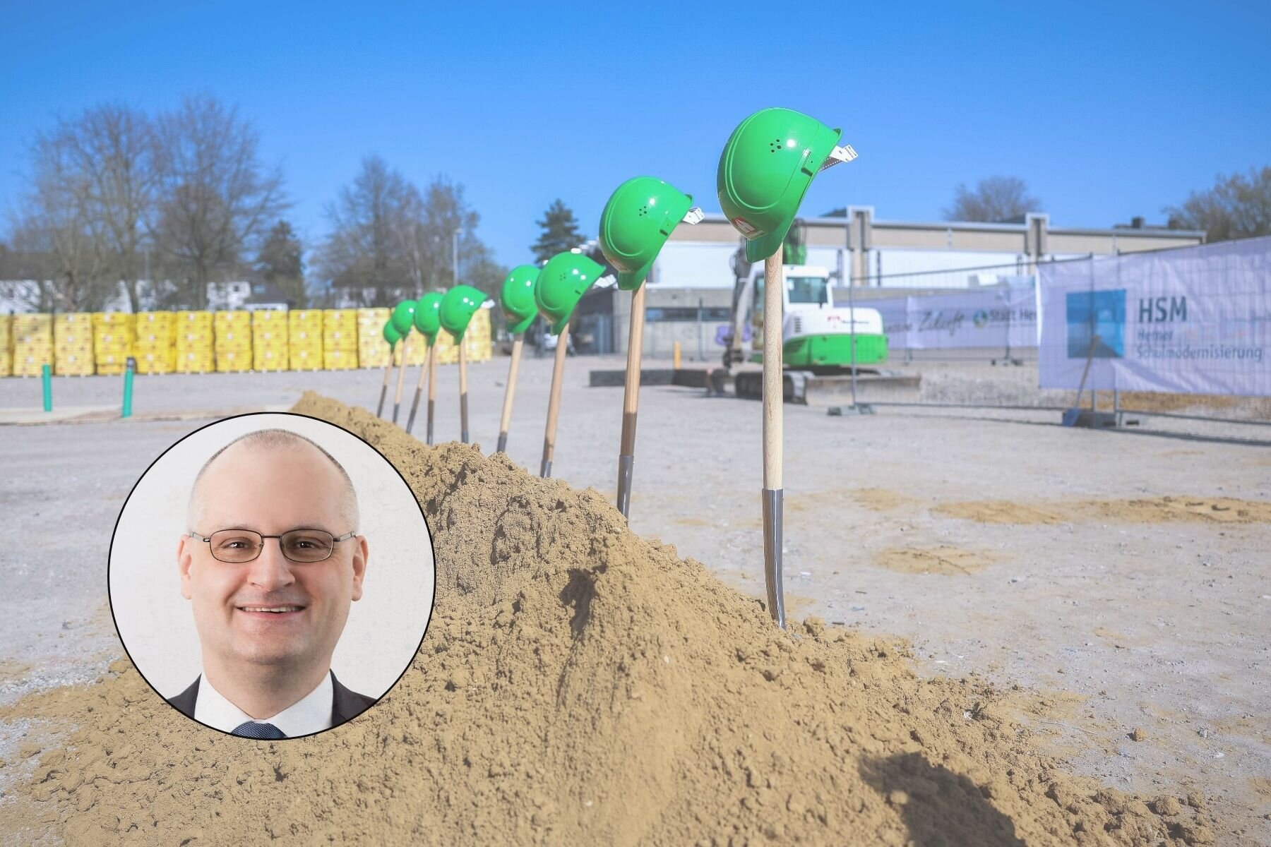 Mehrere Schaufeln mit grünen Helmen in Sand, Porträt eines Mannes eingeblendet.