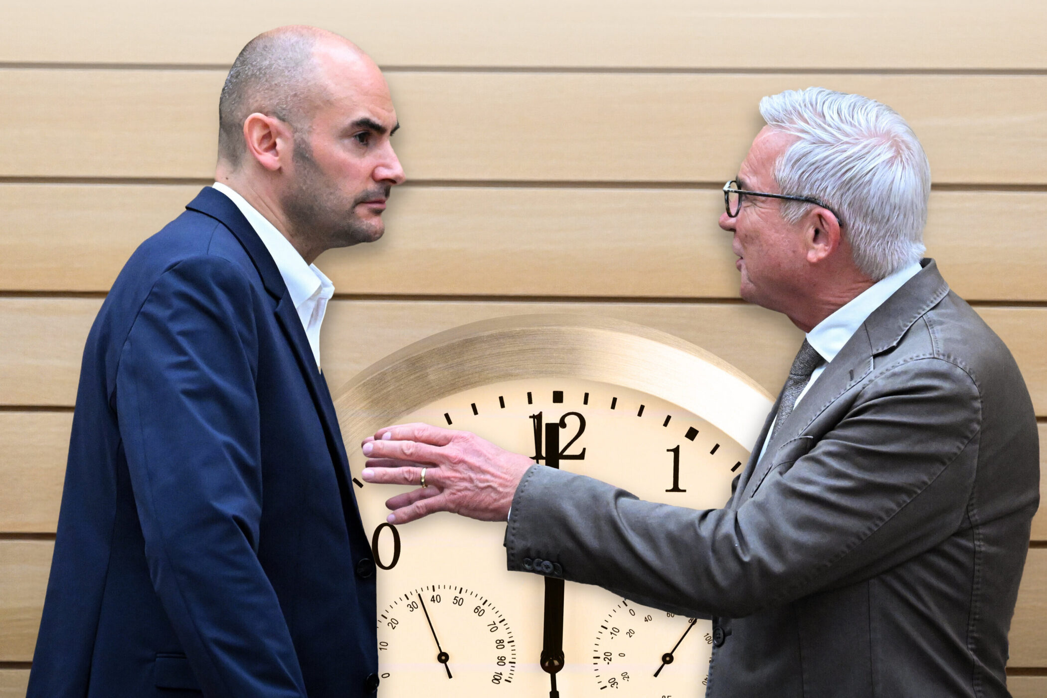Zwei Männer stehen sich gegenüber, im Hintergrund eine große Uhr.
