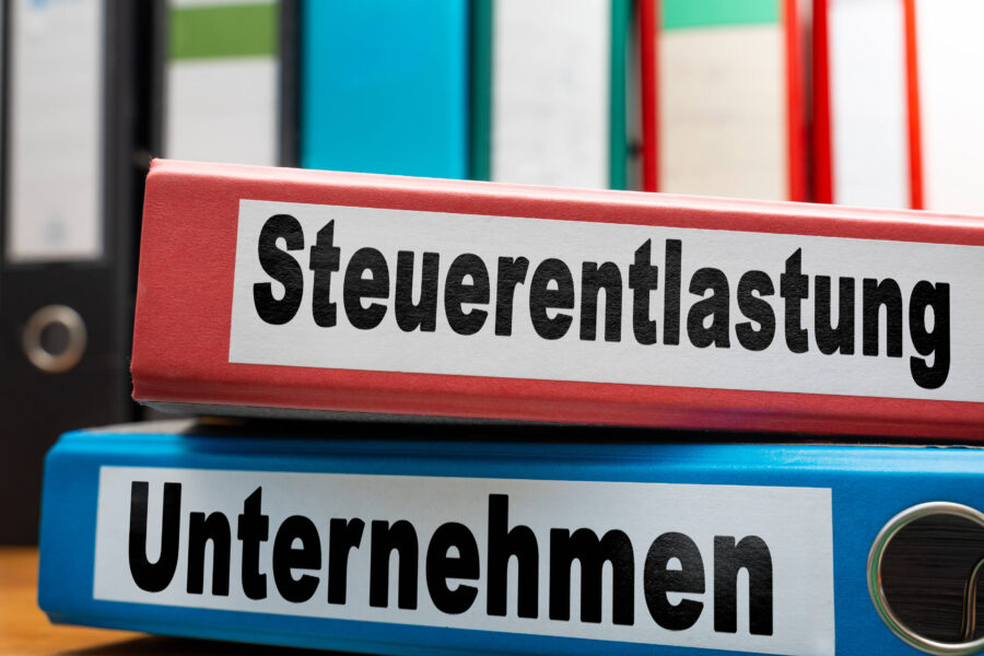 Zwei Ordner, rot mit "Steuerentlastung", blau mit "Unternehmen".