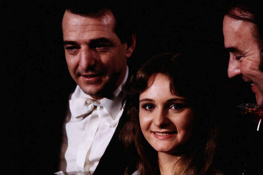 Drei Personen, zwei Männer und eine Frau, lächeln in die Kamera.