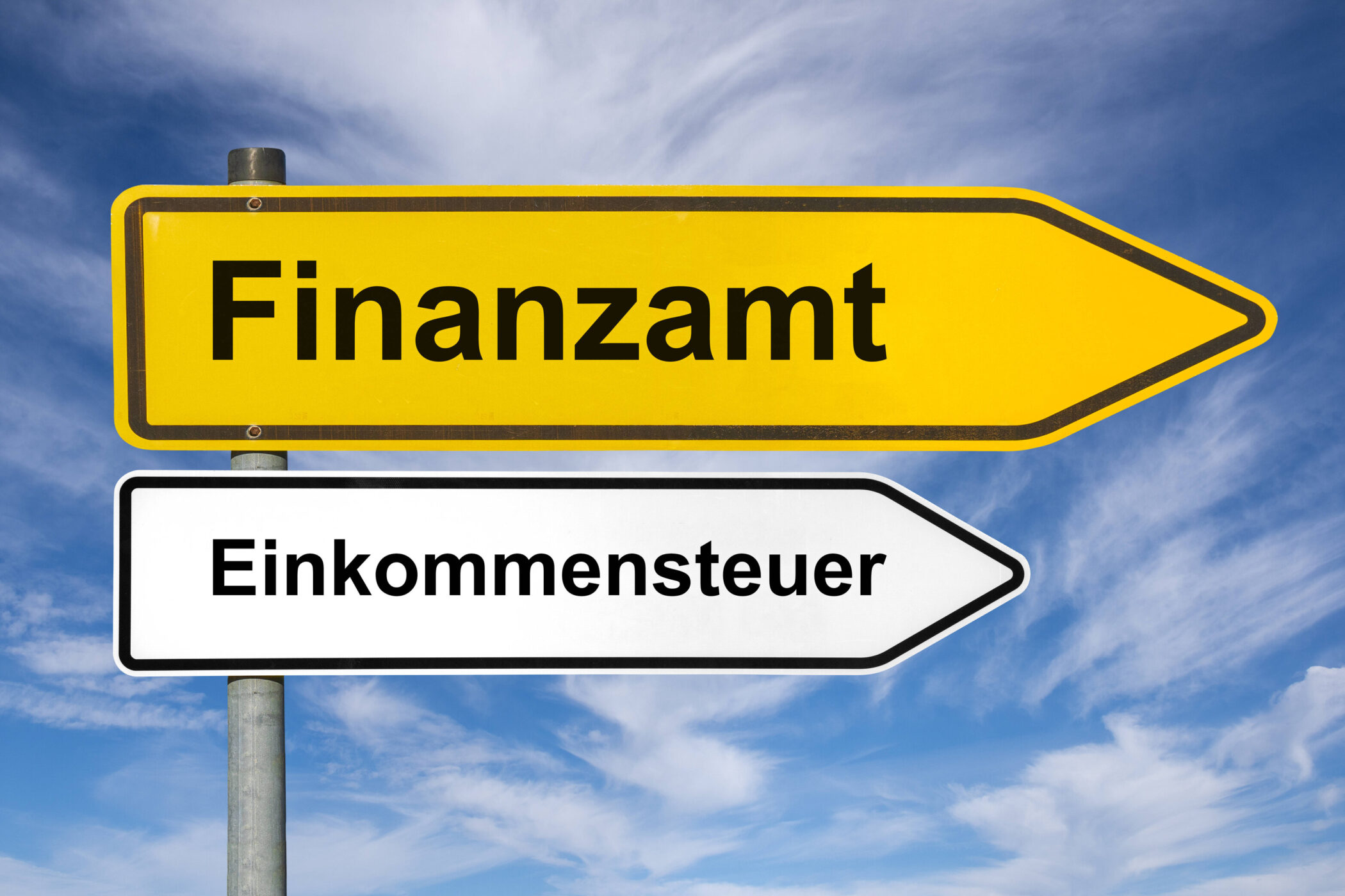 Zwei Schilder: "Finanzamt" in Gelb, "Einkommensteuer" in Weiß.
