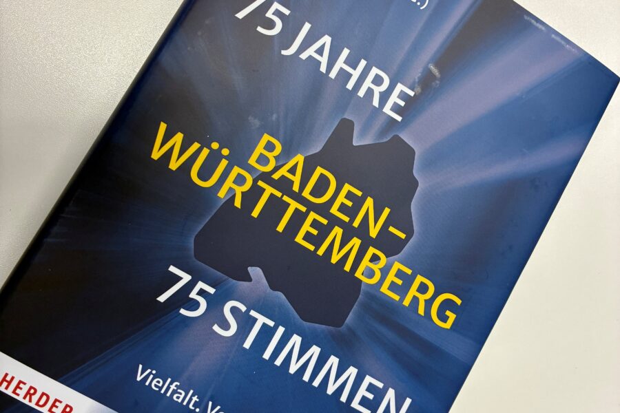 Buchcover mit Titel "75 Jahre Baden-Württemberg 75 Stimmen", Herausgeber Manuel Hagel.