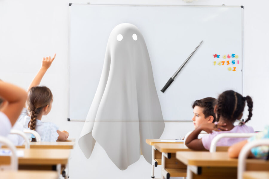 Kinder in einem Klassenzimmer, ein Geist vor der Tafel.