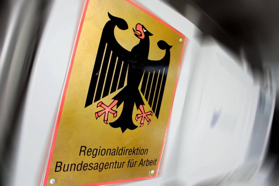 Schild mit Bundesadler und Text: "Regionaldirektion Bundesagentur für Arbeit".
