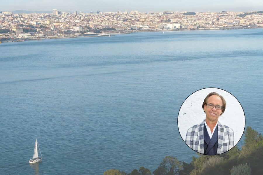 Stadtansicht am Wasser mit Segelboot, Porträt eines Mannes im Kreis eingeblendet.