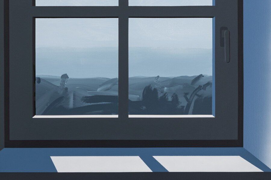 Blick aus einem Fenster mit blauer Landschaft und Schatten auf der Fensterbank.