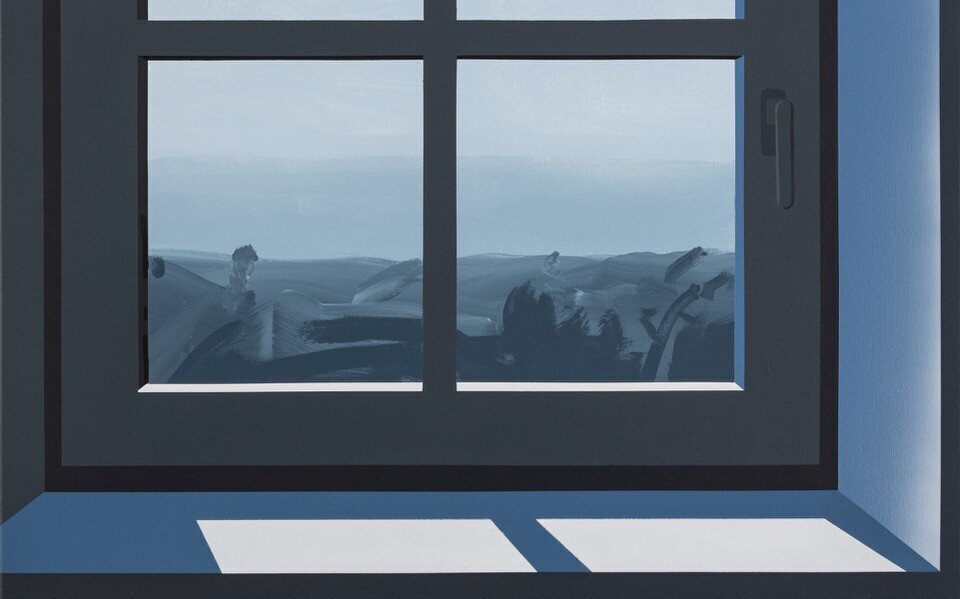 Blick aus einem Fenster mit blauer Landschaft und Schatten auf der Fensterbank.