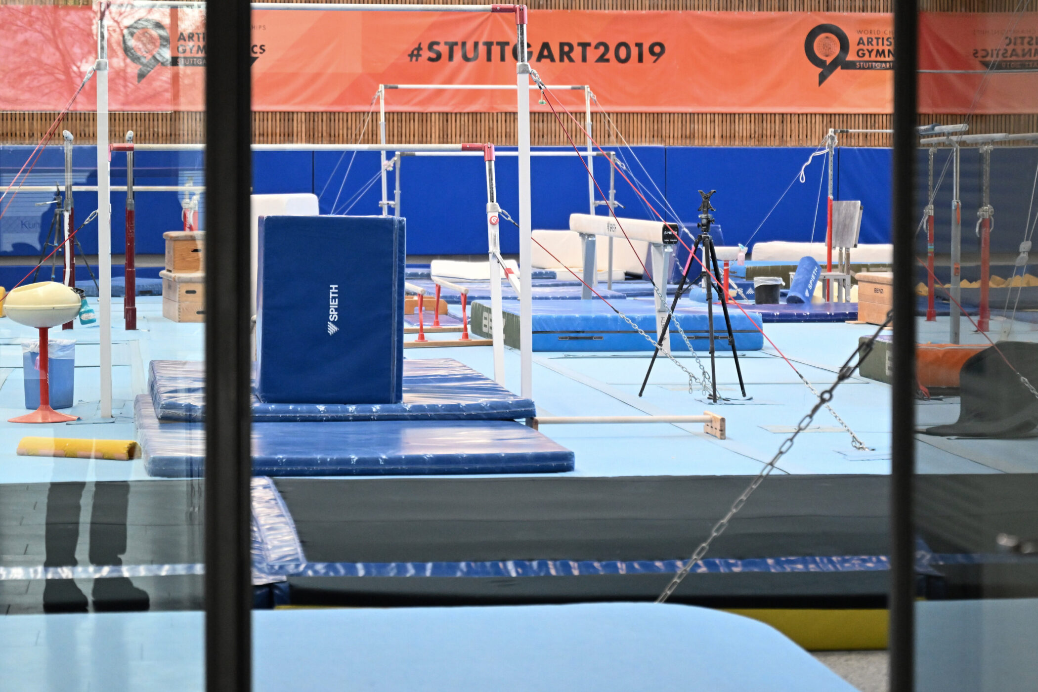Turnhalle mit Turngeräten und blauen Matten, Banner mit "#STUTTGART2019".