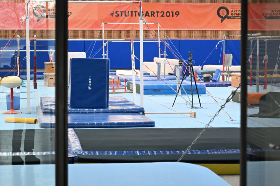 Turnhalle mit Turngeräten und blauen Matten, Banner mit "#STUTTGART2019".