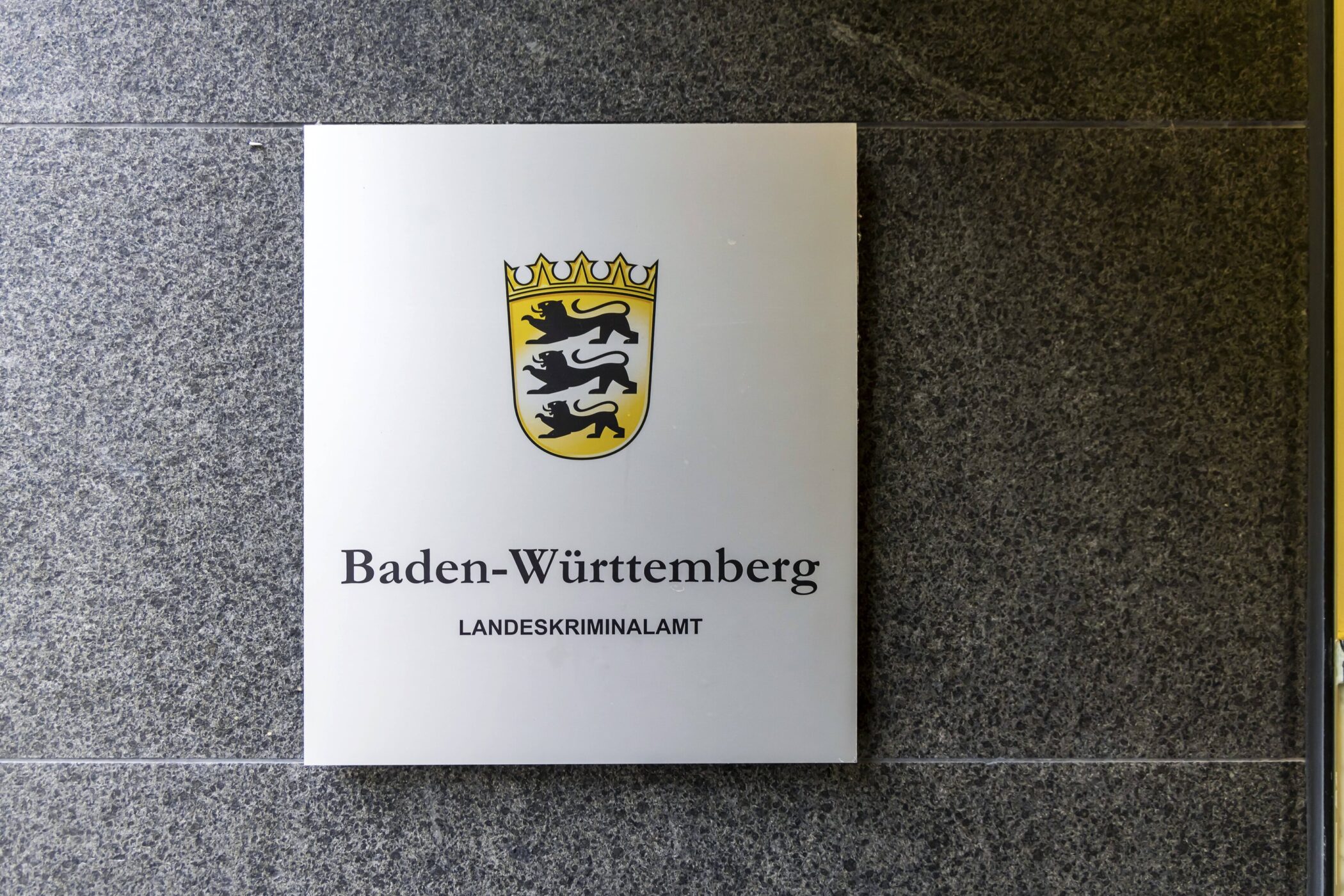 Schild mit Wappen und Text: "Baden-Württemberg LANDESKRIMINALAMT".