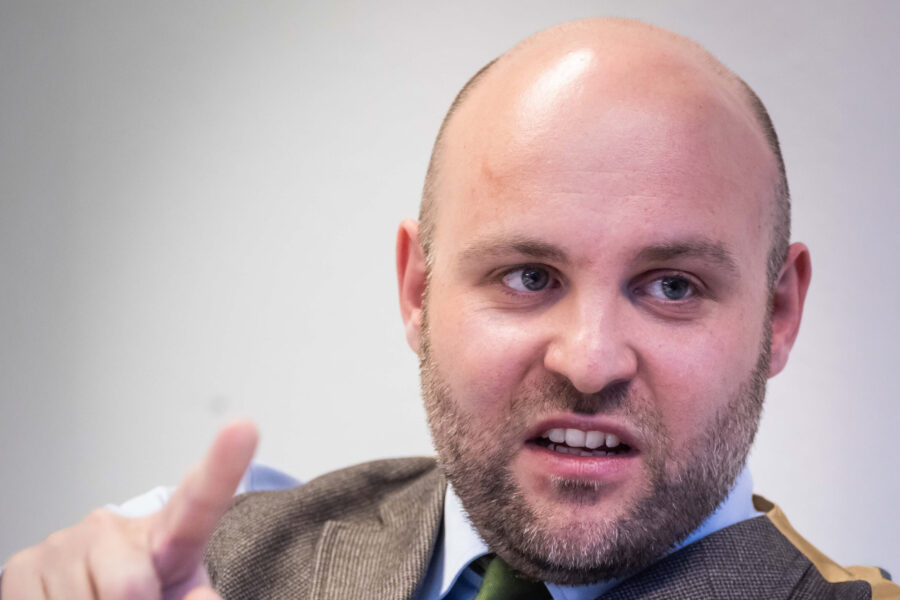 Ein Mann mit Bart und Glatze spricht und gestikuliert mit dem Finger.