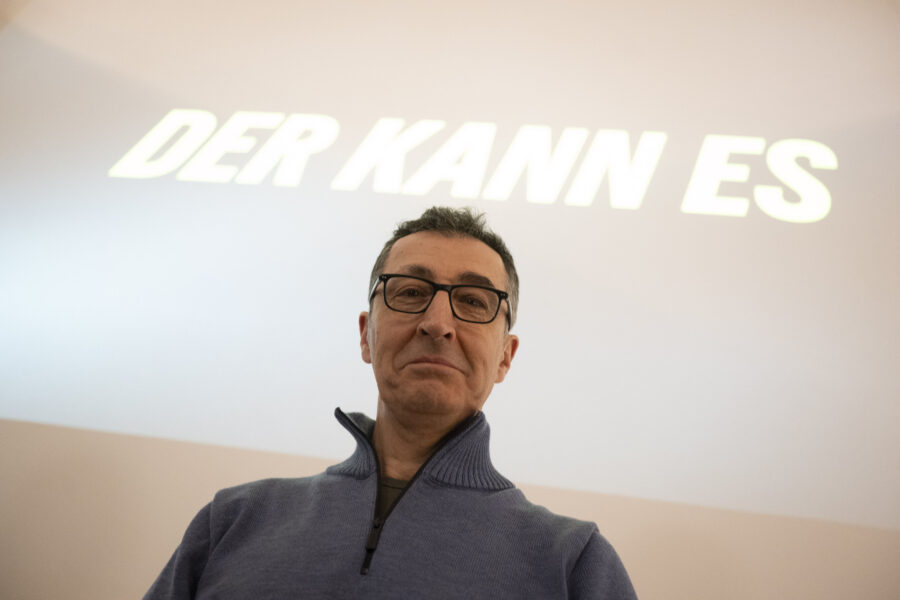 Mann mit Brille vor Projektion mit Text "DER KANN ES".
