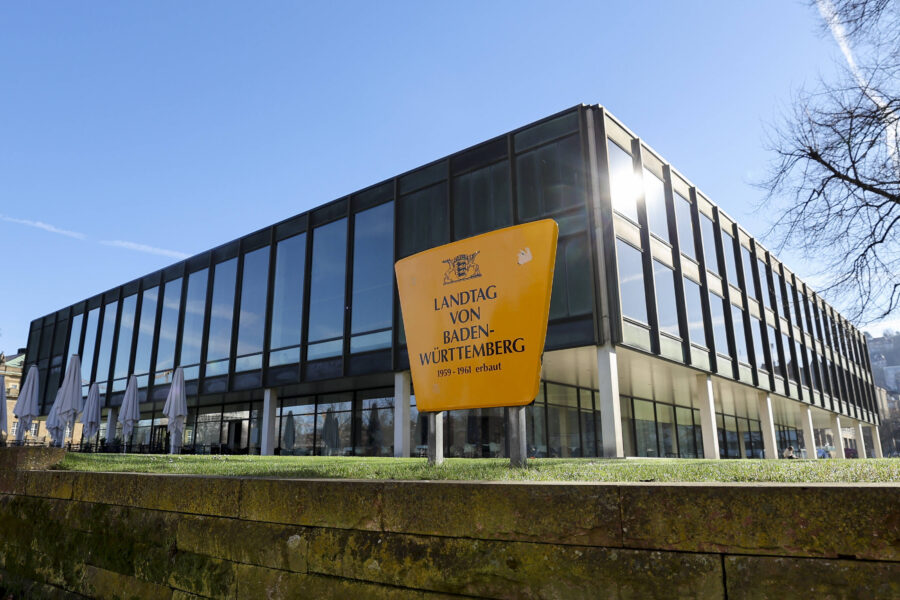 Modernes Gebäude mit Schild "Landtag von Baden-Württemberg".
