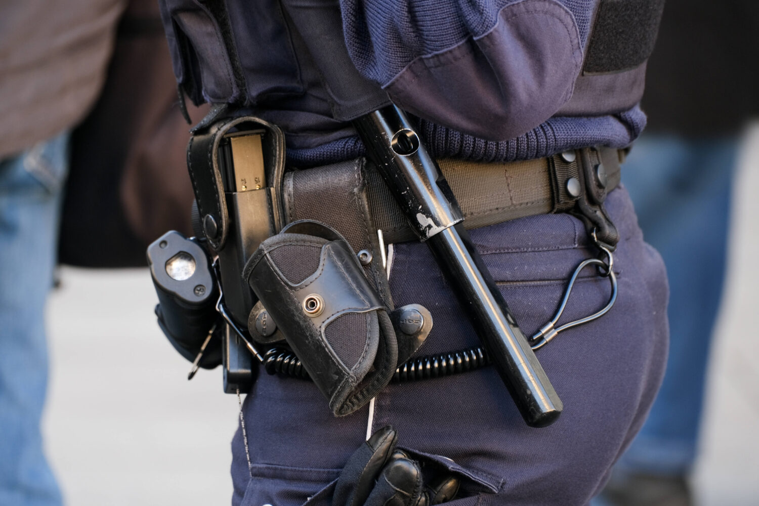 Ausrüstung an einem Uniformgürtel, einschließlich Schlagstock und Taschenlampe.