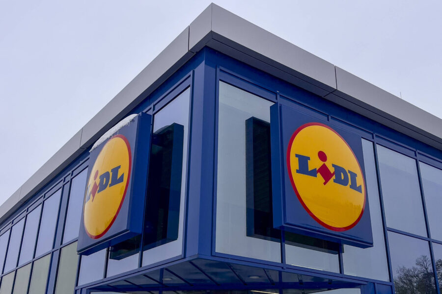 Eckgebäude mit zwei Lidl-Logos an den blauen Glasfassaden.