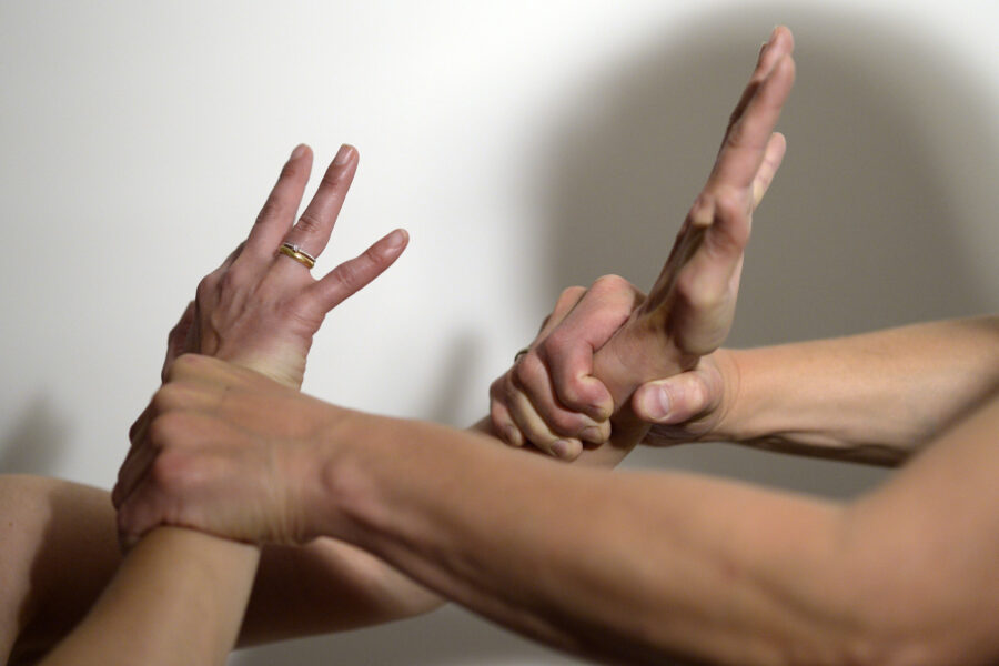 Mehrere Hände greifen und halten sich gegenseitig.