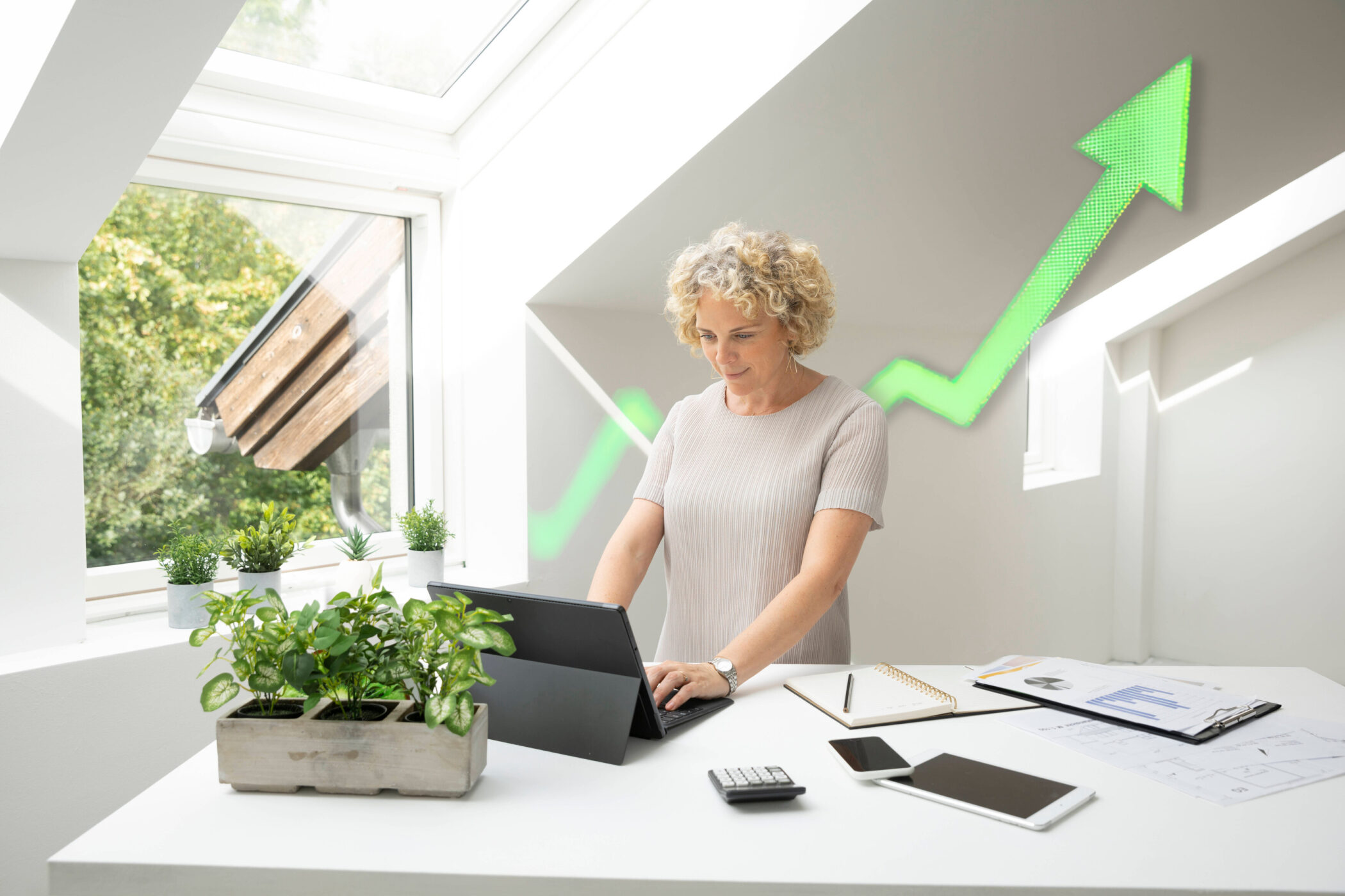 Frau arbeitet an einem Laptop, im Hintergrund ein grüner, aufsteigender Pfeil.