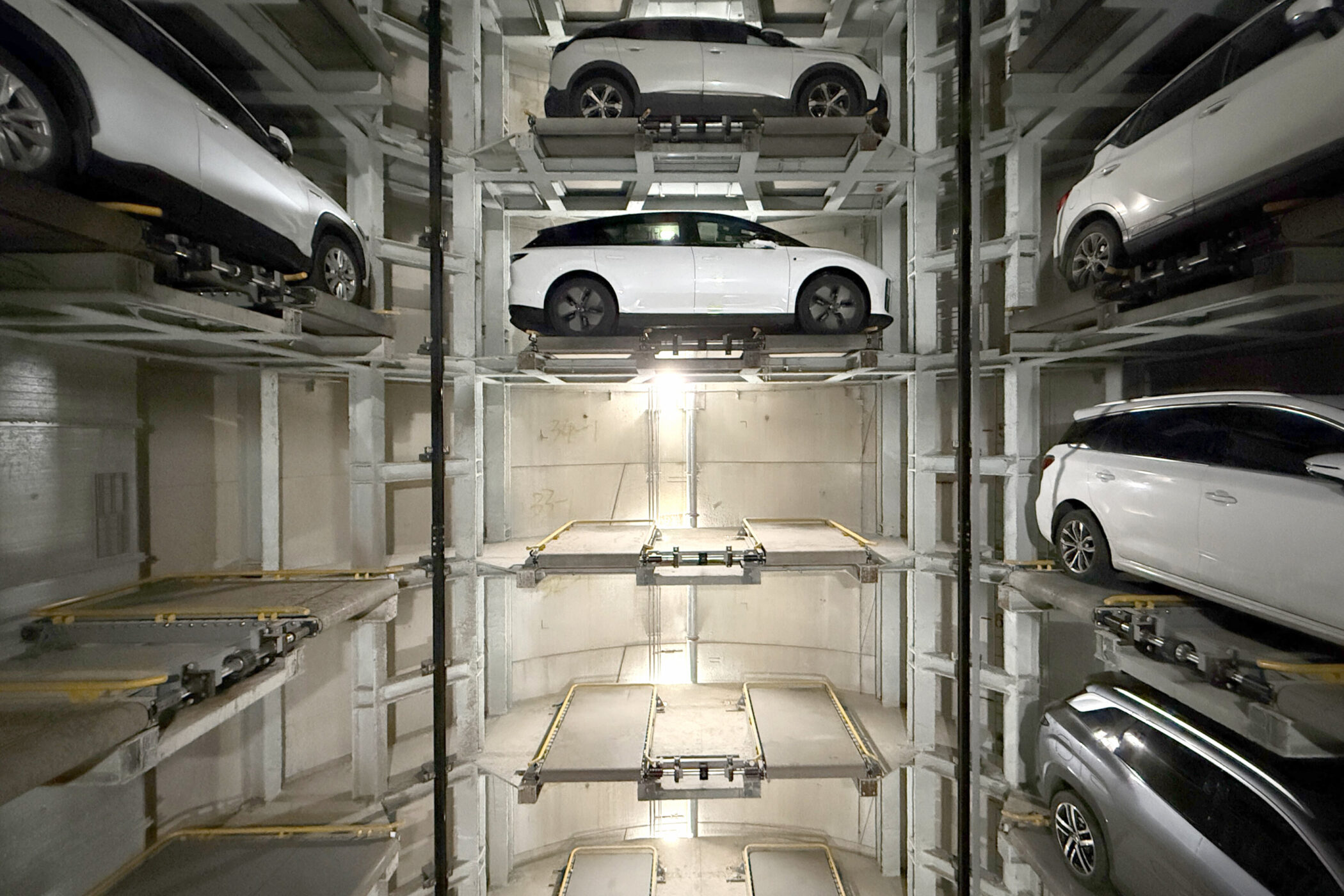 Geparkte Autos in einem vertikalen automatisierten Parksystem.