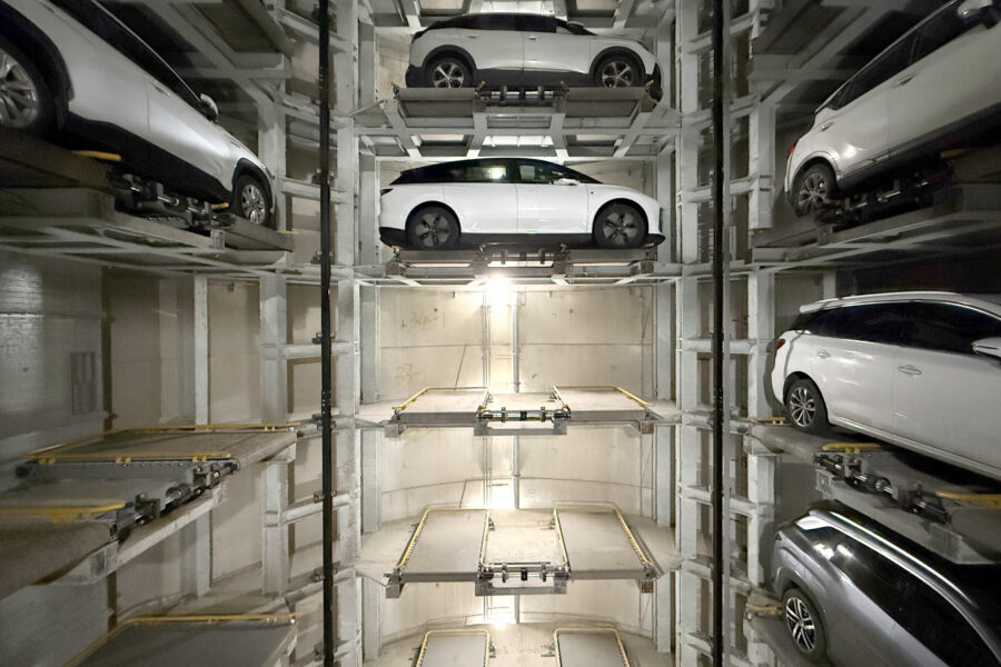 Geparkte Autos in einem vertikalen automatisierten Parksystem.