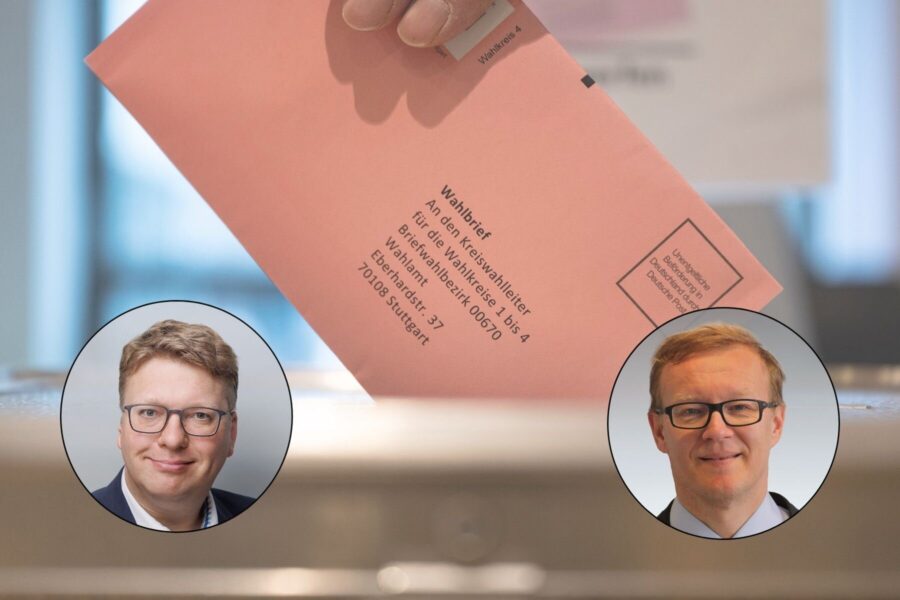 Zwei Männerporträts neben einem rosa Wahlbrief in einer Hand.