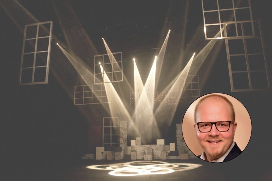 Bühne mit Scheinwerfern und schwebenden Rahmen, Porträt eines Mannes unten rechts.