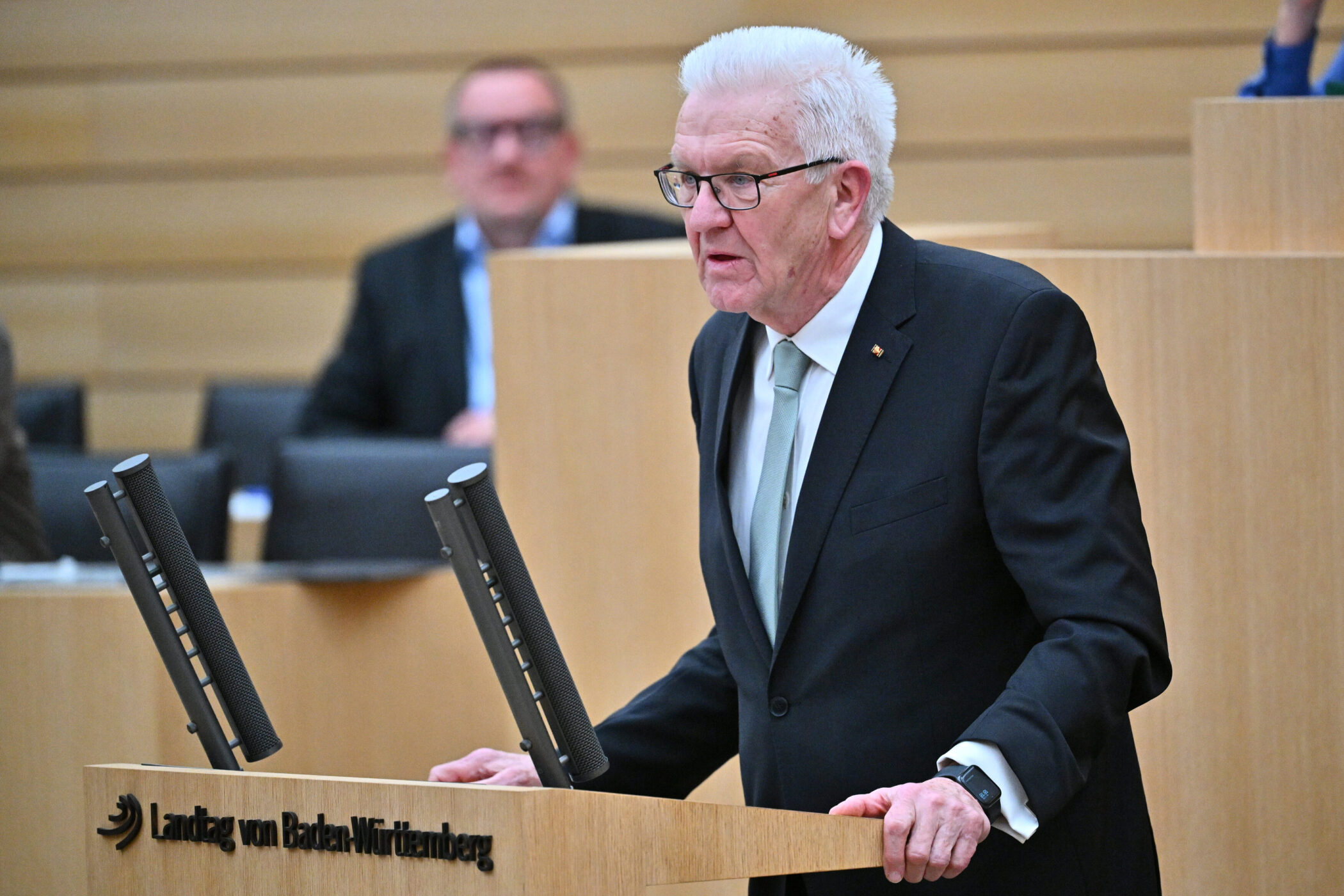Älterer Mann spricht am Rednerpult im Landtag von Baden-Württemberg.
