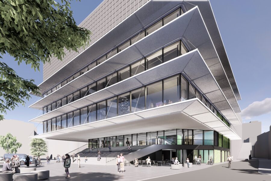 Moderne Gebäude mit Glasfassade, Menschen auf Vorplatz, Bäume im Vordergrund.