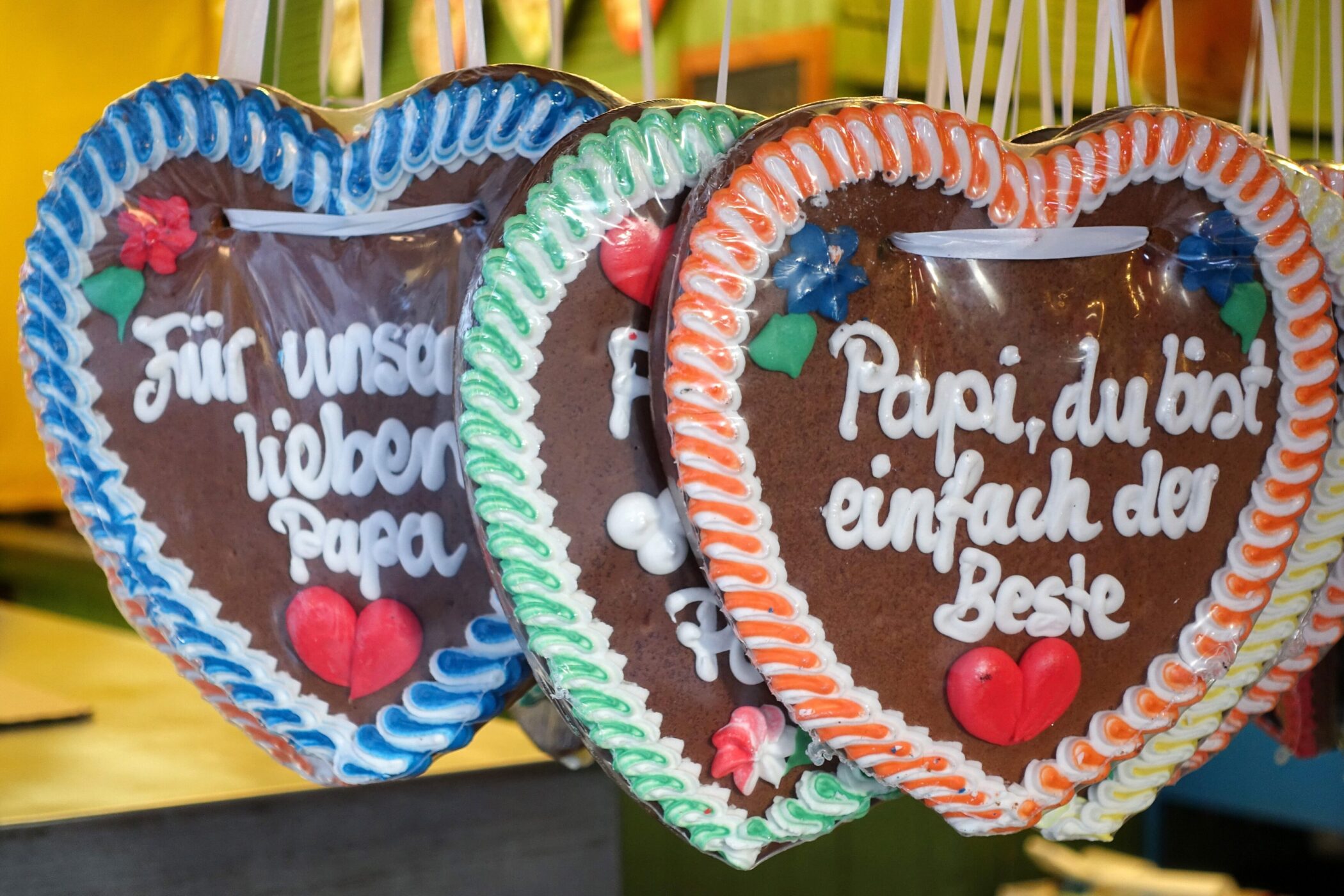 Lebkuchenherzen mit Zuckerschrift, Texte: "Für unseren lieben Papa", "Papi, du bist einfach der Beste".